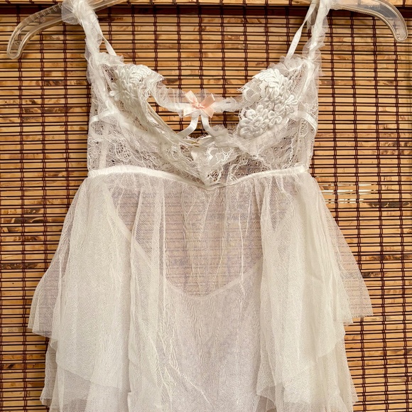 MagChic Sleeveless White Lace Lingerie - Picture 1 of 4